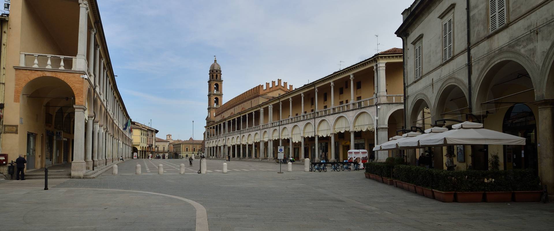 Piazza del Popolo nella sua estensione Faenza photo by Wwikiwalter